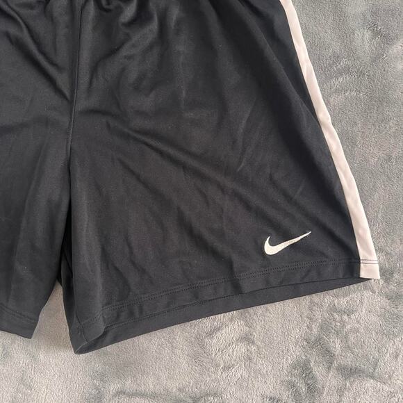Black and white Nike shorts - Picture 2 of 2